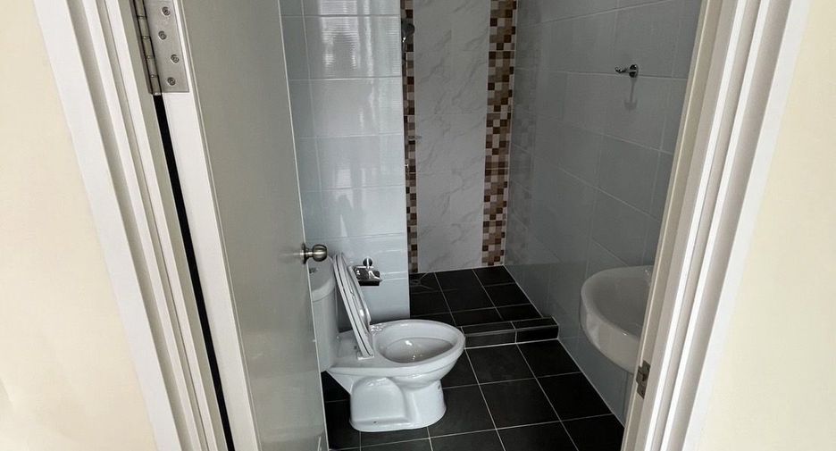 For rent 4 bedrooms townhouse in Mueang Chiang Mai, Chiang Mai