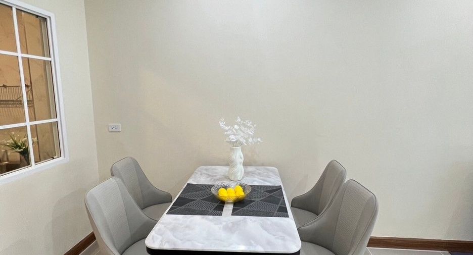 For rent 4 bedrooms townhouse in Mueang Chiang Mai, Chiang Mai
