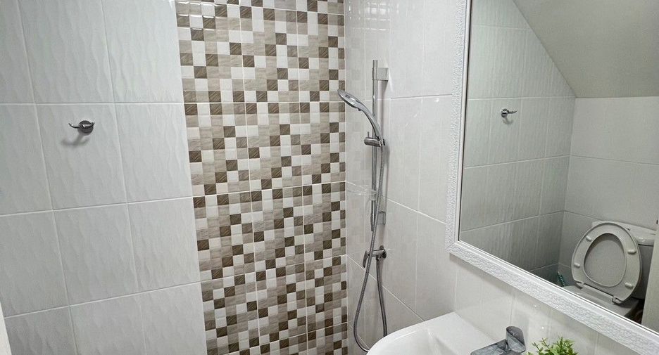 For rent 4 bedrooms townhouse in Mueang Chiang Mai, Chiang Mai
