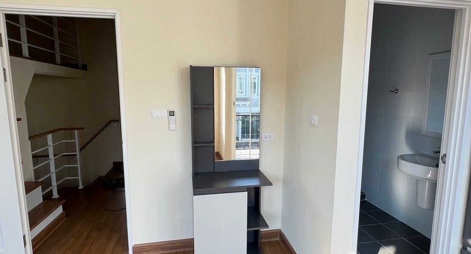 For rent 4 bedrooms townhouse in Mueang Chiang Mai, Chiang Mai