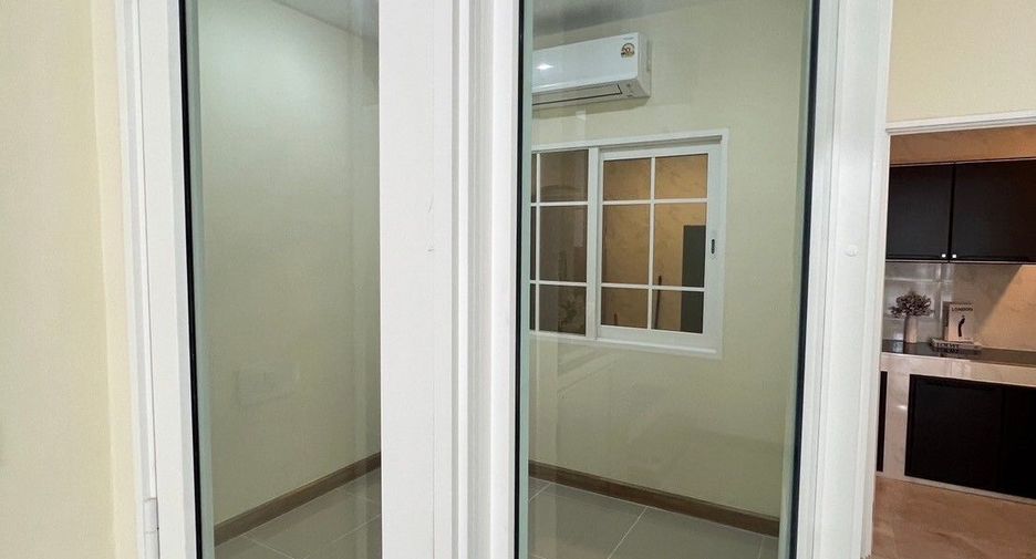 For rent 4 bedrooms townhouse in Mueang Chiang Mai, Chiang Mai