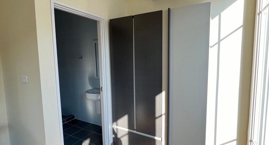 For rent 4 bedrooms townhouse in Mueang Chiang Mai, Chiang Mai
