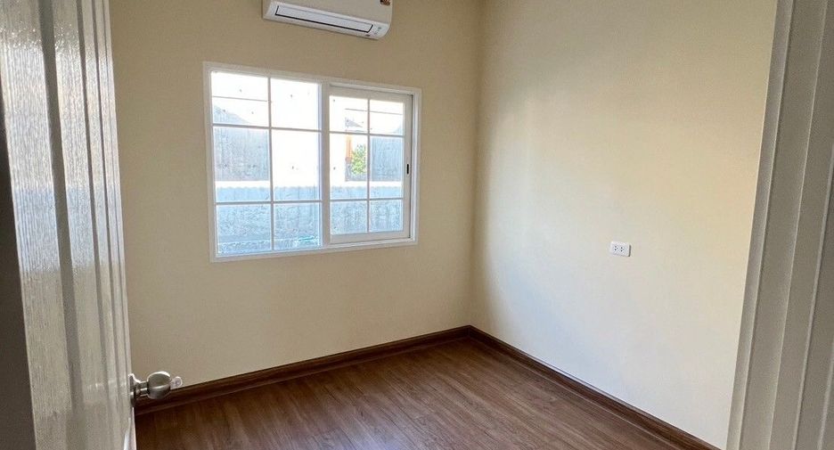 For rent 4 bedrooms townhouse in Mueang Chiang Mai, Chiang Mai