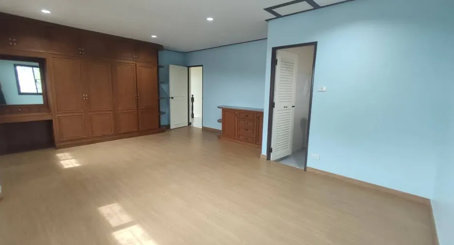 For sale and for rent 5 bedrooms house in Khan Na Yao, Bangkok