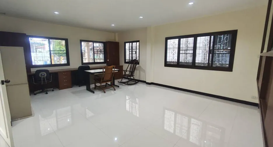 For sale and for rent 5 bedrooms house in Khan Na Yao, Bangkok