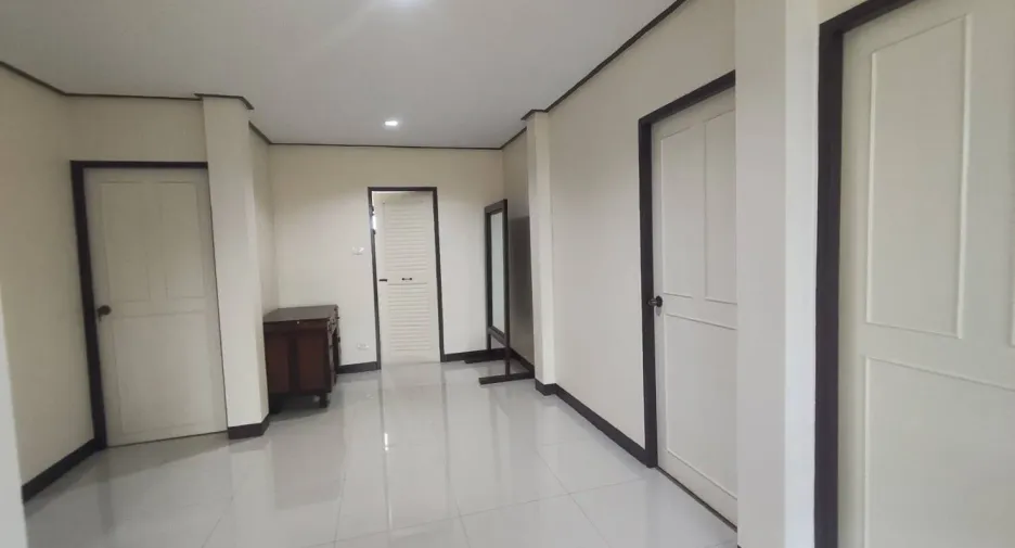 For sale and for rent 5 bedrooms house in Khan Na Yao, Bangkok