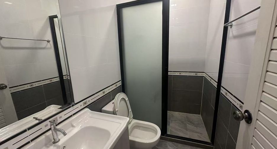 For rent 3 bedrooms townhouse in Bang Lamung, Chonburi