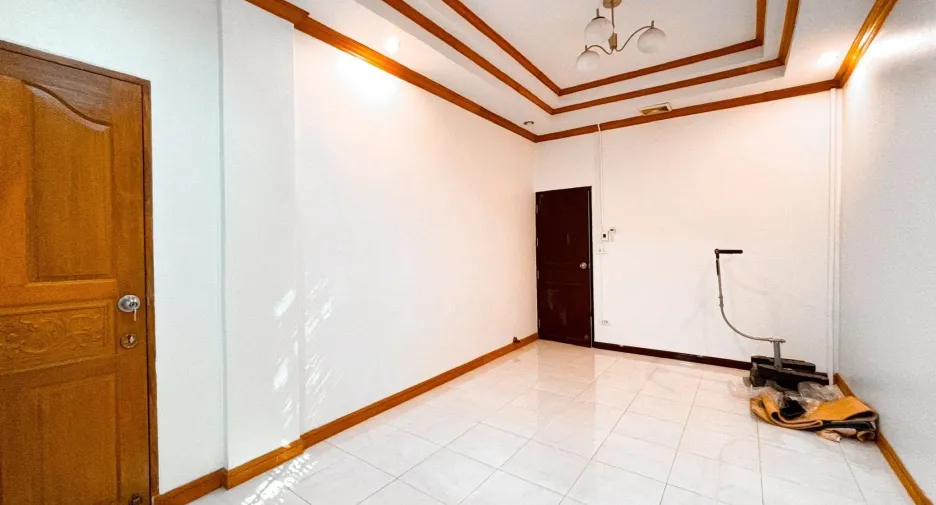 For sale 5 bedrooms townhouse in Lat Phrao, Bangkok