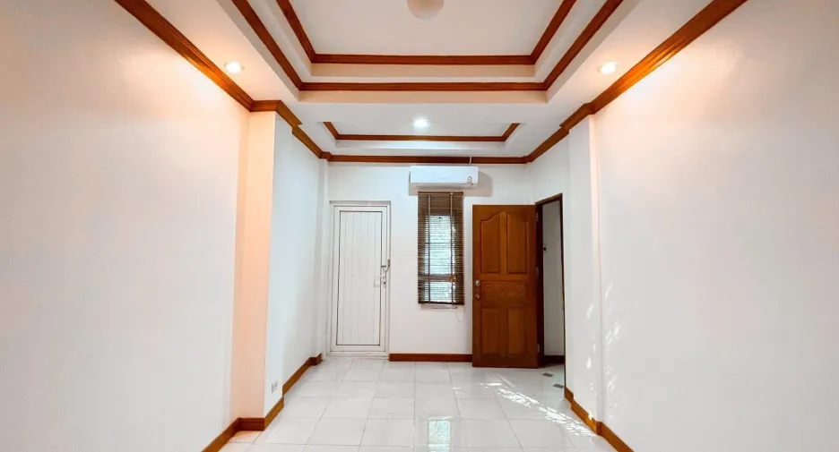 For sale 5 bedrooms townhouse in Lat Phrao, Bangkok