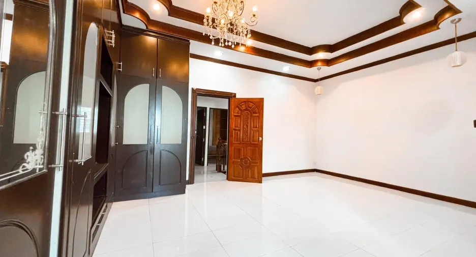 For sale 5 bedrooms townhouse in Lat Phrao, Bangkok