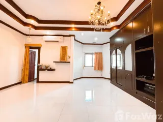 For sale 5 bedrooms townhouse in Lat Phrao, Bangkok