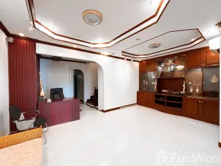 For sale 5 bedrooms townhouse in Lat Phrao, Bangkok
