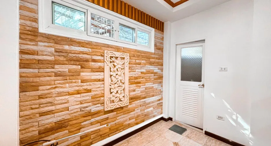 For sale 5 bedrooms townhouse in Lat Phrao, Bangkok
