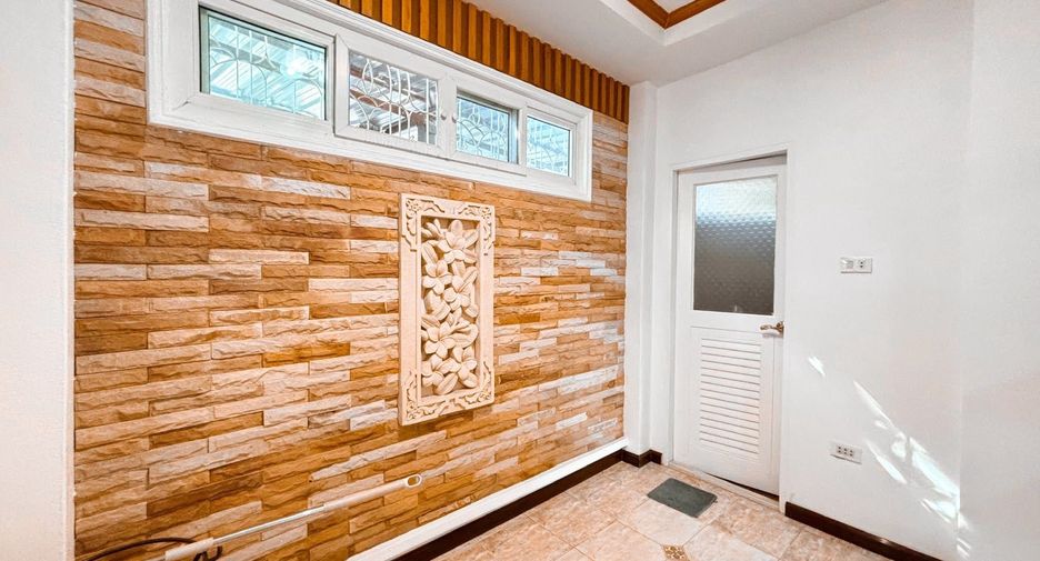 For sale 5 ベッドルーム townhouse in Lat Phrao, Bangkok