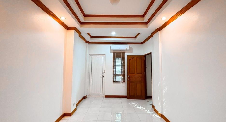 For sale 5 ベッドルーム townhouse in Lat Phrao, Bangkok
