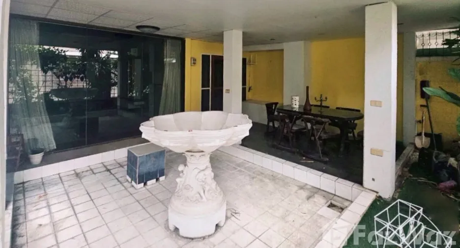 For sale 4 bedrooms house in Yan Nawa, Bangkok