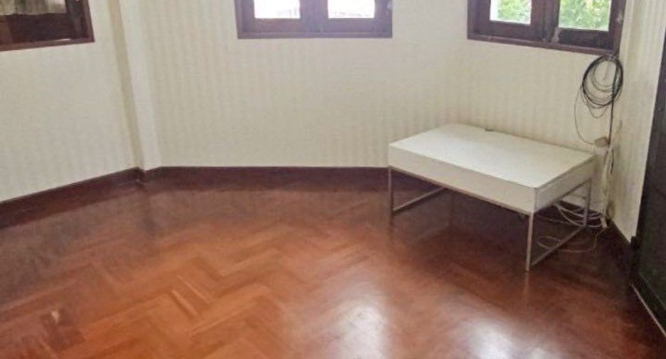 Casa en venta de 4 habitaciones en Yan Nawa, Bangkok