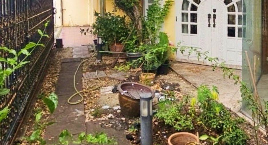 For sale 4 bedrooms house in Yan Nawa, Bangkok