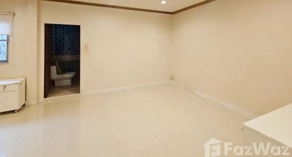 For sale 4 bedrooms house in Yan Nawa, Bangkok