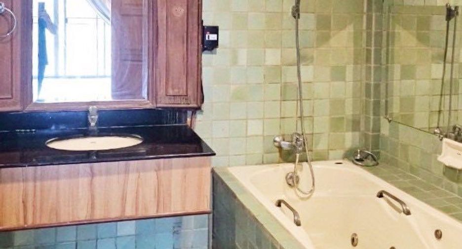 For sale 4 bedrooms house in Yan Nawa, Bangkok