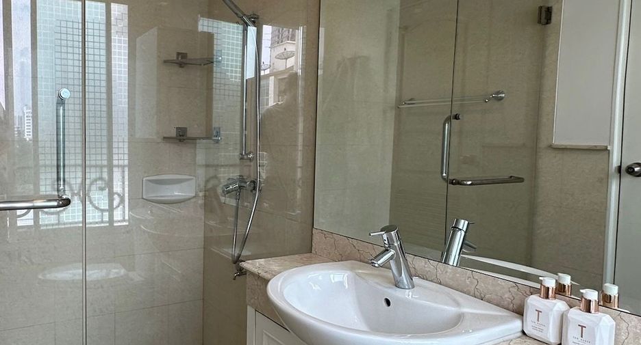 For sale 3 bedrooms condo in Khlong Toei, Bangkok