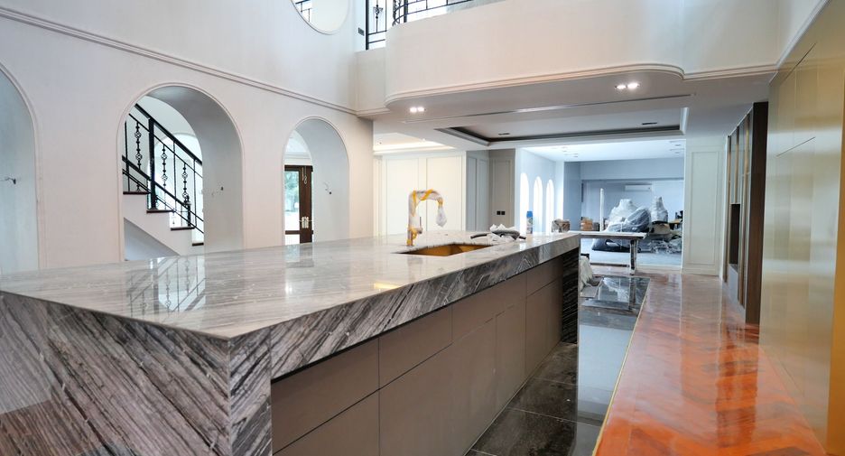 Villa en venta y en alquiler de 7 habitaciones en Mueang Samut Prakan, Samut Prakan
