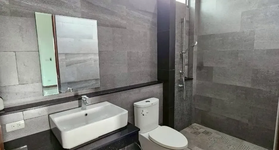 For sale 5 bedrooms house in Mueang Surat Thani, Surat Thani
