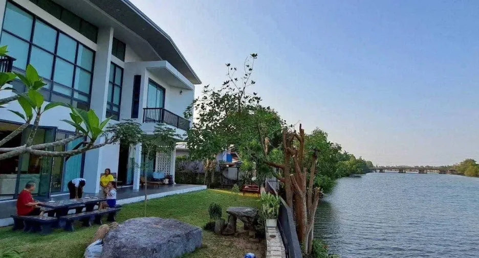 For sale 5 bedrooms house in Mueang Surat Thani, Surat Thani