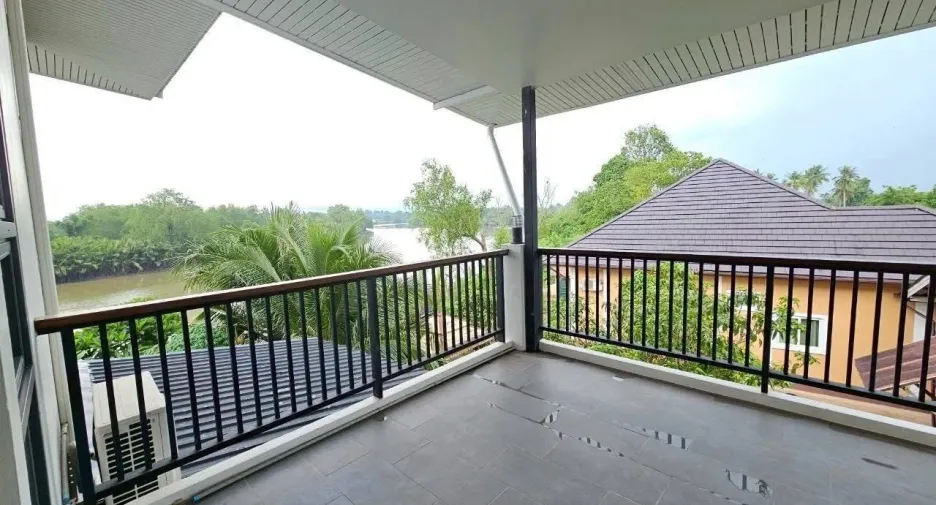 For sale 5 bedrooms house in Mueang Surat Thani, Surat Thani