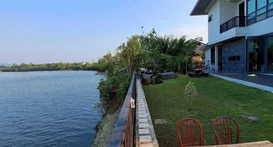 For sale 5 bedrooms house in Mueang Surat Thani, Surat Thani