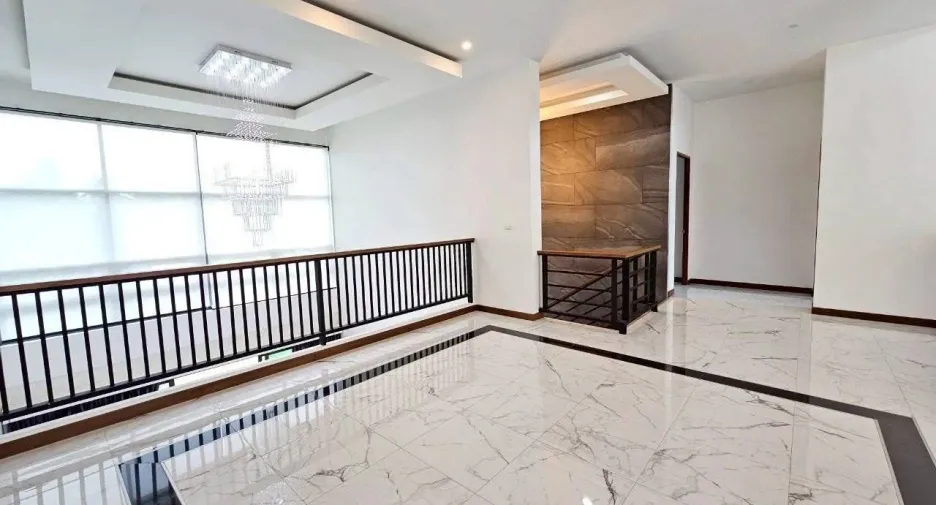 For sale 5 bedrooms house in Mueang Surat Thani, Surat Thani