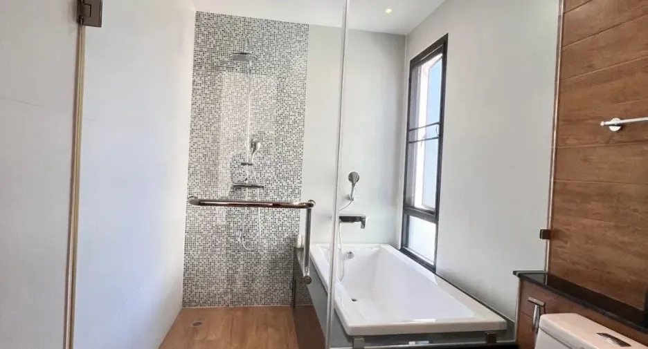 For rent 5 bedrooms villa in Mueang Chiang Mai, Chiang Mai