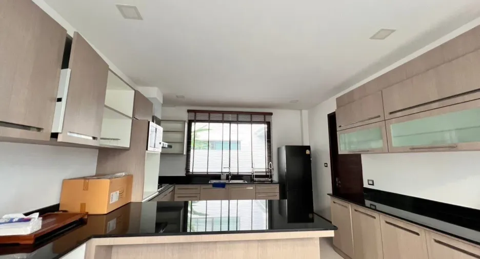 For rent 5 bedrooms villa in Mueang Chiang Mai, Chiang Mai