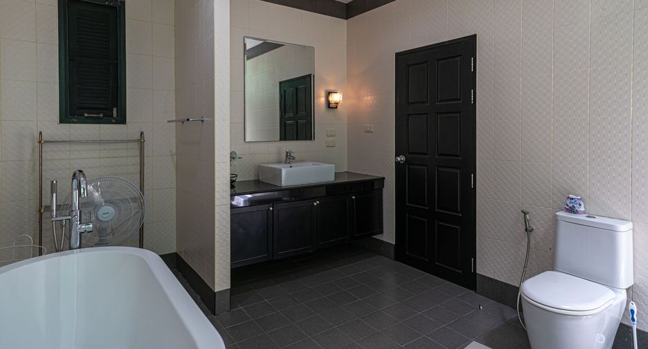 For rent 4 bedrooms villa in Mueang Phuket, Phuket