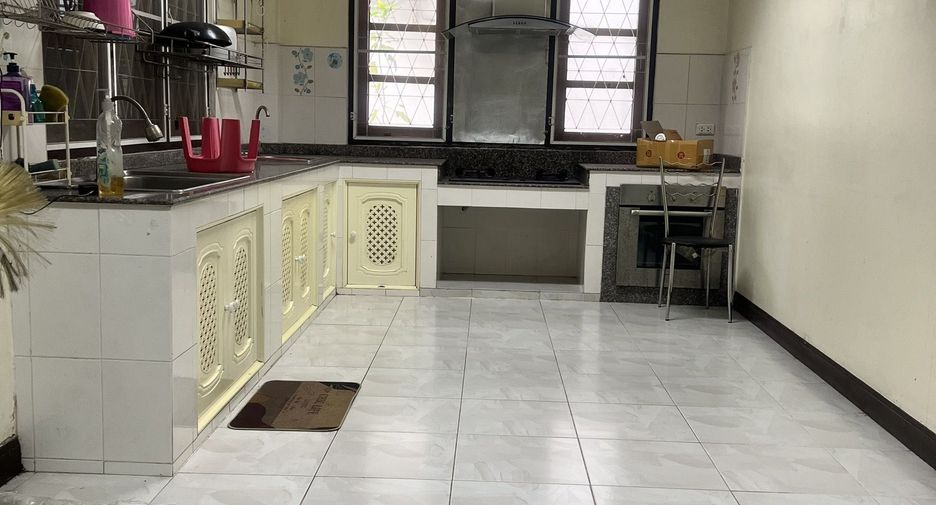 For sale and for rent 5 bedrooms house in Mueang Chiang Mai, Chiang Mai
