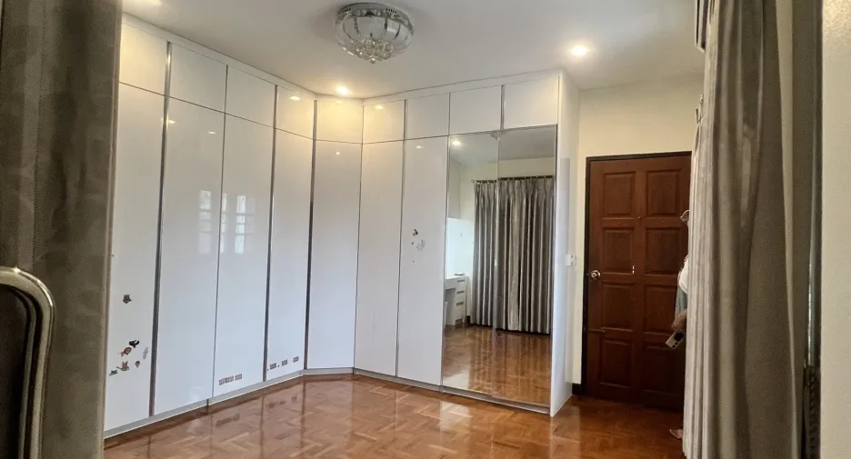 For sale and for rent 5 bedrooms house in Mueang Chiang Mai, Chiang Mai
