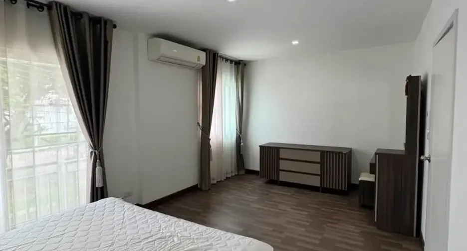 For rent 2 bedrooms townhouse in Mueang Chiang Mai, Chiang Mai