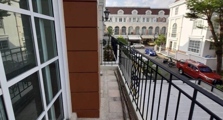 For sale 3 bedrooms townhouse in Bang Kapi, Bangkok