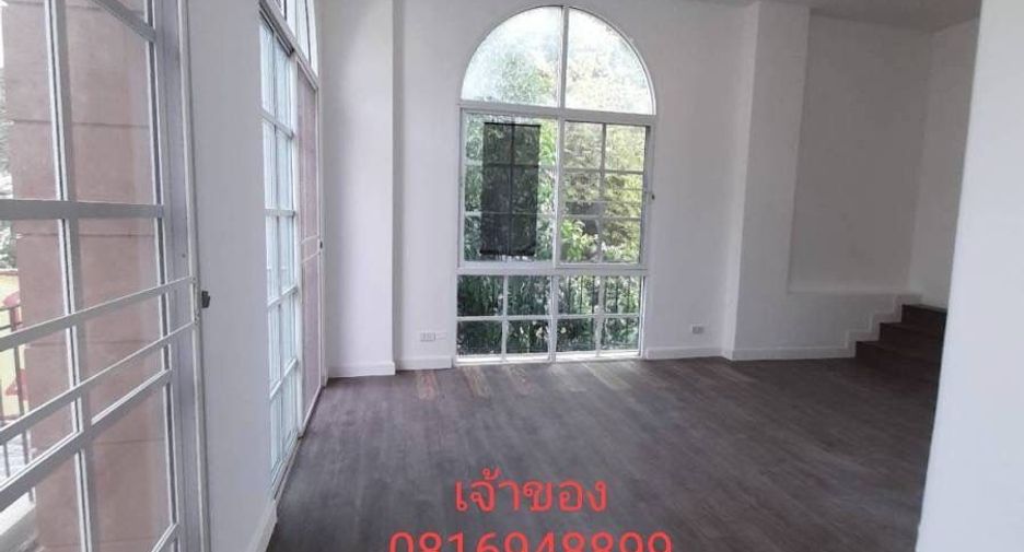 For sale 3 bedrooms townhouse in Bang Kapi, Bangkok