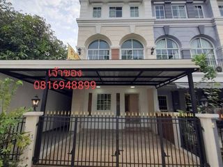For sale 3 bedrooms townhouse in Bang Kapi, Bangkok