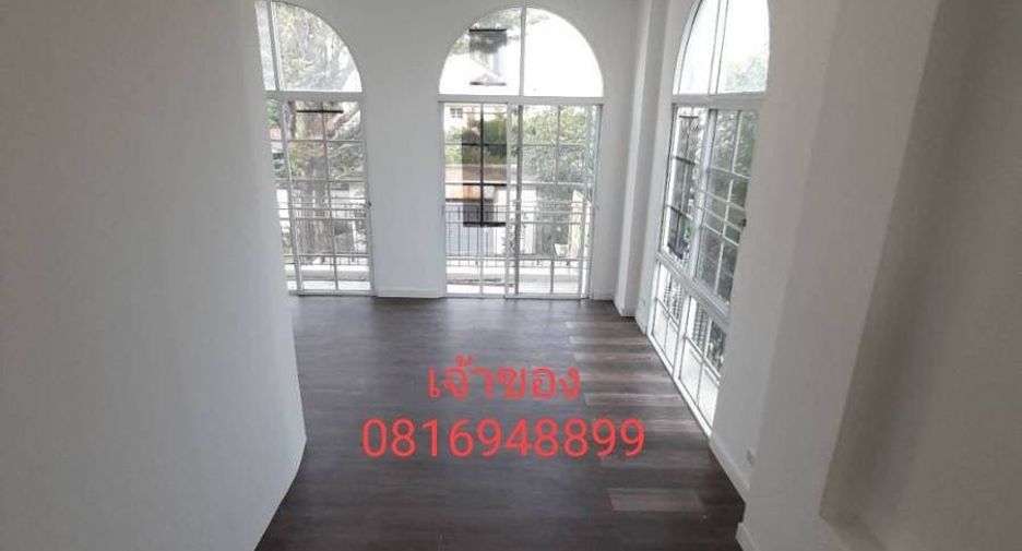 For sale 3 bedrooms townhouse in Bang Kapi, Bangkok