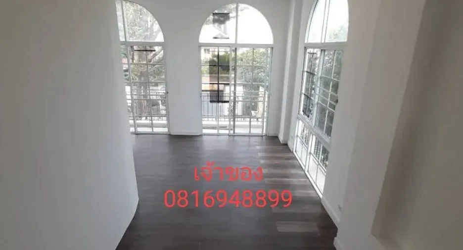 For sale 3 bedrooms townhouse in Bang Kapi, Bangkok