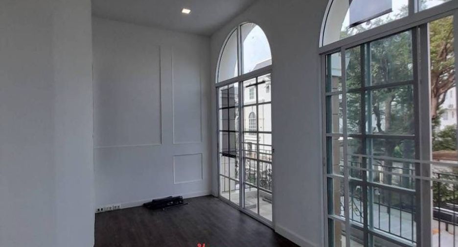 For sale 3 bedrooms townhouse in Bang Kapi, Bangkok