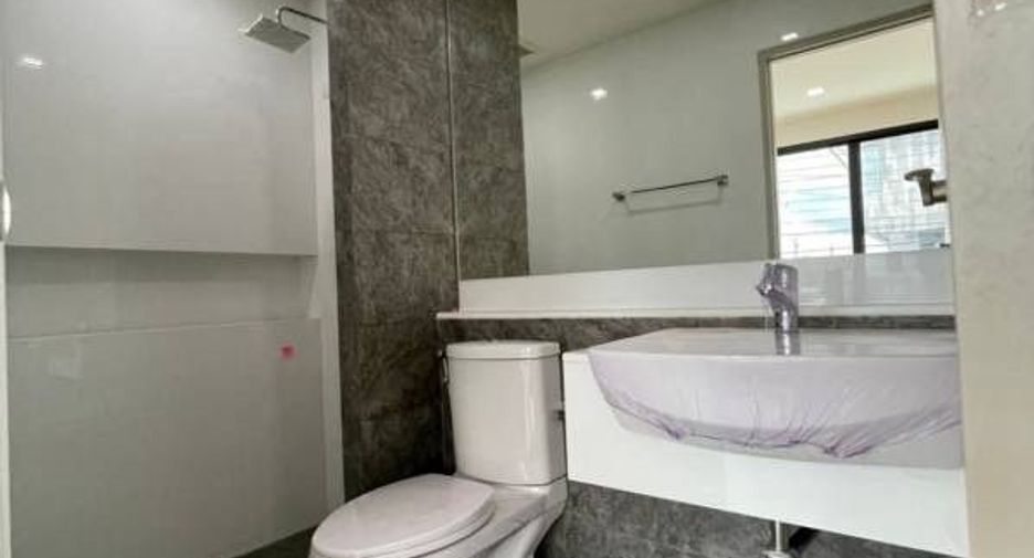 À vendre 3 chambres maison de ville à Hang Dong, Chiang Mai