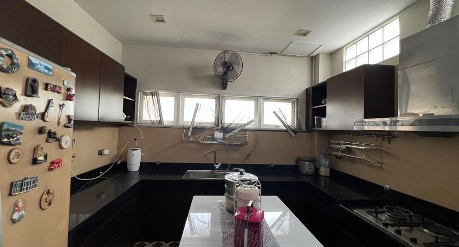 Haus zum Kauf mit 8 Zimmer in Bang Phli, Samut Prakan