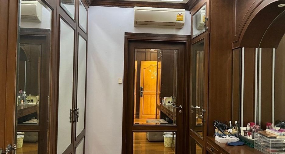 Haus zum Kauf mit 8 Zimmer in Bang Phli, Samut Prakan