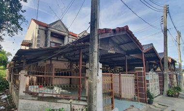 À vendre 2 chambres maison de ville à Mueang Suphanburi, Suphan Buri