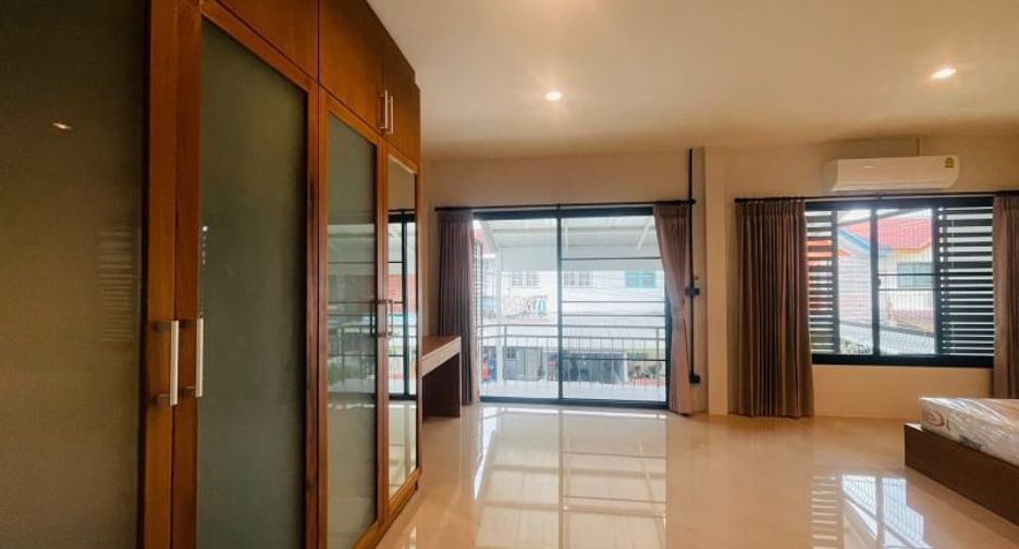 For rent 3 bedrooms townhouse in Mueang Chiang Mai, Chiang Mai
