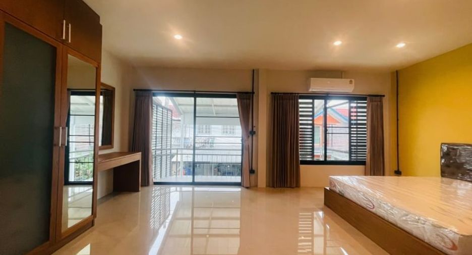 For rent 3 bedrooms townhouse in Mueang Chiang Mai, Chiang Mai