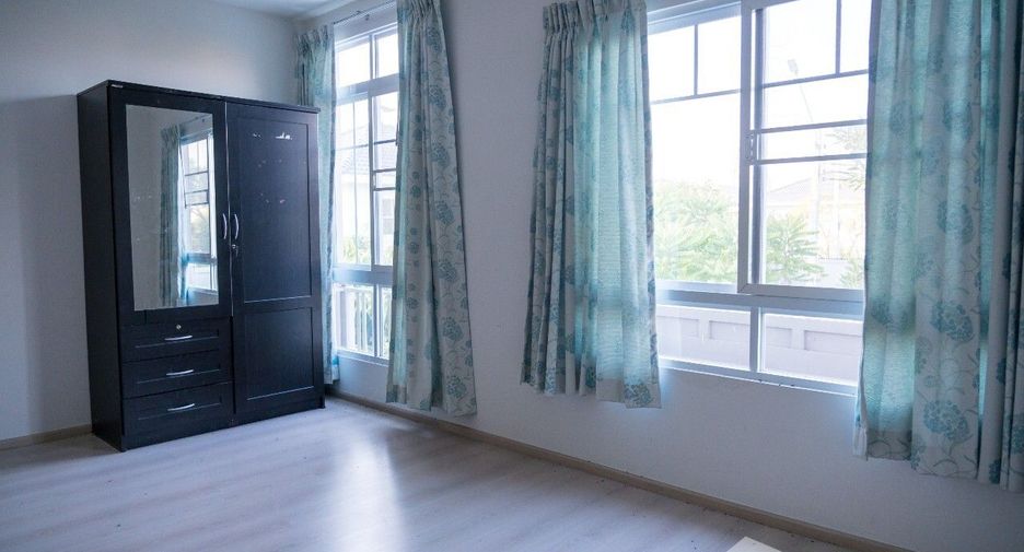 For sale 2 ベッドルーム townhouse in Lat Krabang, Bangkok
